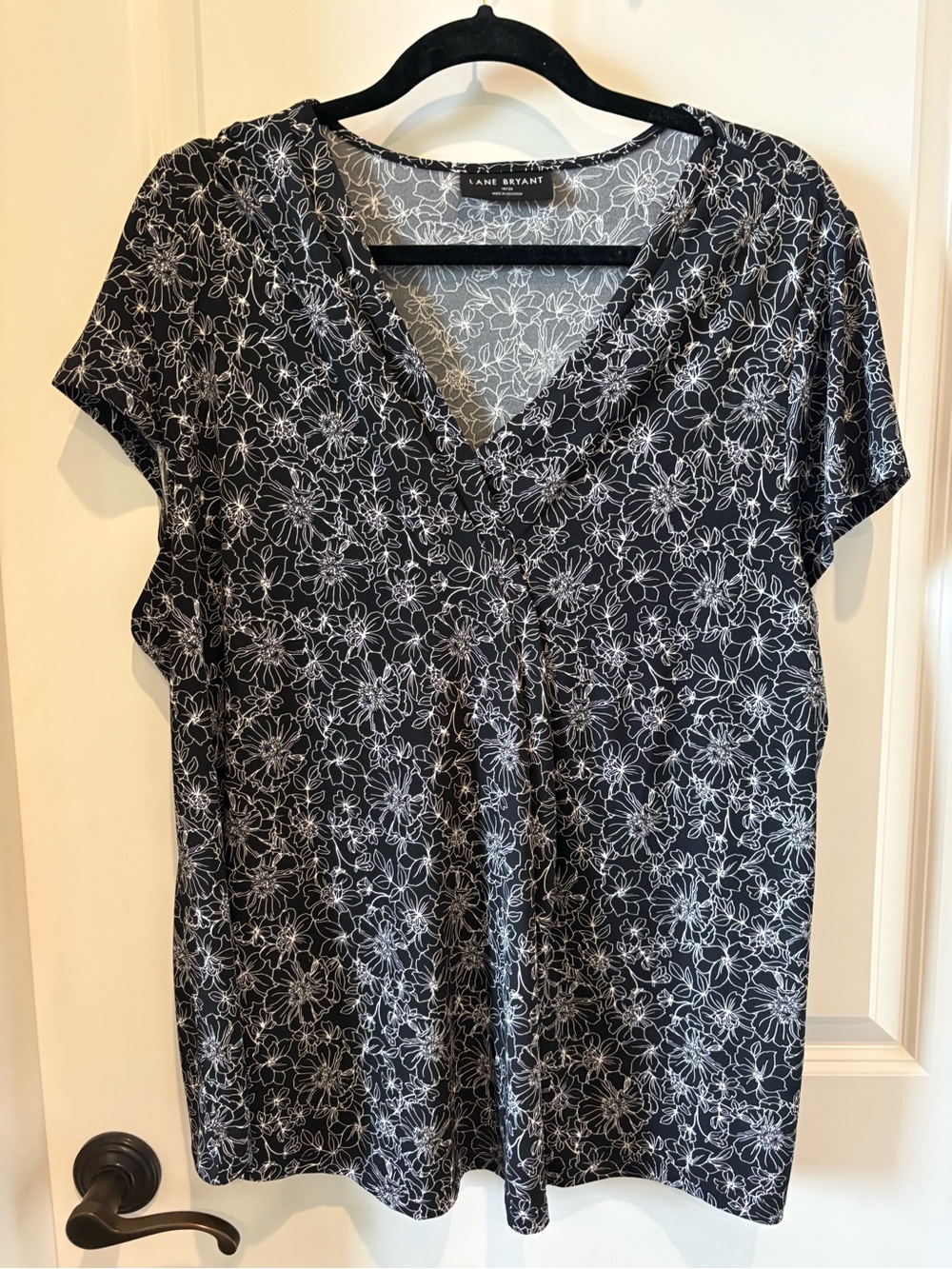 Lane Bryant Black and White Floral V-Neck Short Sleeve Tee